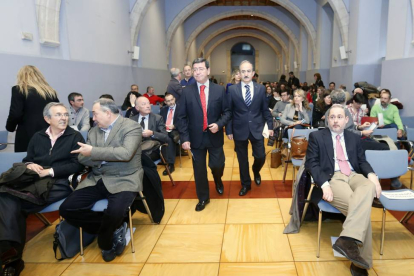 César Rico (izq.) y el diputado provincial Ramiro Ibáñez (dcha.), momentos antes de iniciar las jornadas-R. O.