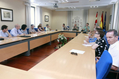 Reunión de alcaldes y representantes de la Guardia Civil en la Subdelegación del Gobierno.-RAÚL G. OCHOA