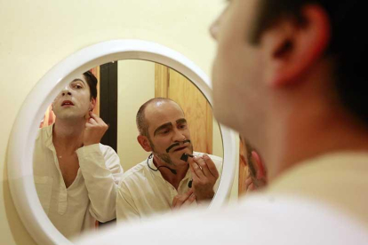 Fran de Benito (i.) y Álex Britos, en el proceso de maquillaje y caracterización de personajes.-Raúl Ochoa