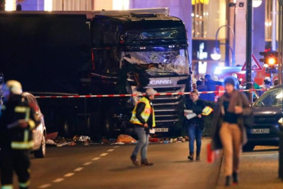 Los servicios de emergencia, junto al camión que causó la tragedia en el mercado navideño de Berlín.-REUTERS / FABRIZIO BENSCH