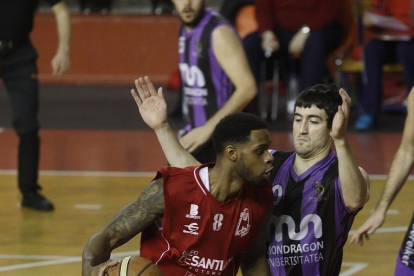 Gerald January busca el uno contra uno.-SANTI OTERO