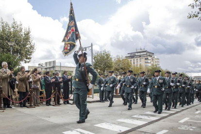 Imagen de un desfile de la Guardia Civil en la avenida Cantabria con motivo del Día del Pilar.-SANTI OTERO