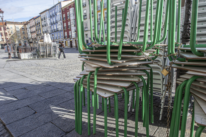 Mobiliario de terrazas en la plaza de La Flora sin uso desde el 6 de noviembre. ISRAEL L. MURILLO