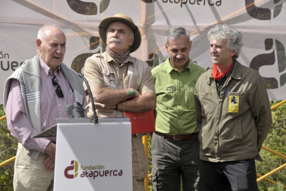 Emiliano Aguirre en una intervención junto a los codirectores de Atapuerca: Carbonell, Bermúdez de Castro y Arsuaga. FUNDACIÓN  ATAPUERCA