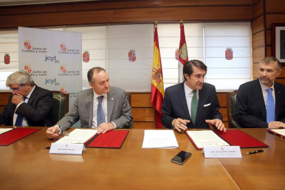 El consejero de Fomento y Medio Ambiente, Juan Carlos Suárez-Quiñones, firma un protocolo de colaboración con los rectores de las universidades públicas de Burgos, León y Valladolid en materia de gestión medioambiental.-ICAL