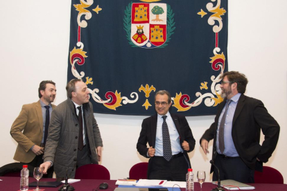 De izquierda derecha: Óscar Sánchez Muñoz, profesor de Derecho Constitucional de la Universidad de Valladolid; Carlos Ortega Santiago, secretario General de las Cortes de Castilla y León y profesor de Derecho Constitucional de la Universidad de Valladolid-ICAL