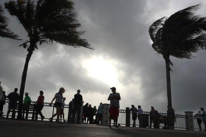 La costa de Florida empieza a notar los efectos de los fuertes vientos del huracán ’Dorian’, este lunes.-MARK WILSON (AFP)