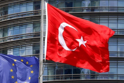 Las banderas de Turquía y de la UE ante un hotel en Estambul-MURAD SEZER / REUTERS