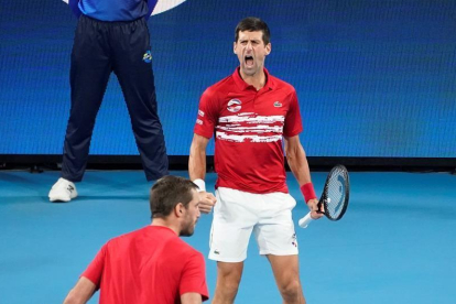 Novak Djokovic y Viktor Troicki celebran un punto antes Pablo Carreno y Feliciano Lopez.-EFE / EPA /MARK EVANS