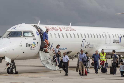 Varios pasajeros descienden del avión en el aeropuerto de Villafría.-SANTI OTERO