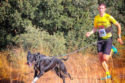 Rodrigo Alonso corre tirado por Aquiles en una competición.-ECB