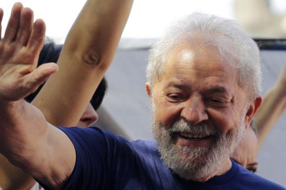 Lula saluda a sus seguidores frente a la sede del sindicato metalúrgico.-NELSON ANTOINE