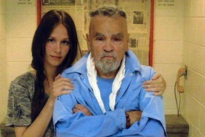 Manson junto a Afton Elaine Burton, en una de sus visitas en el presidio.-Foto: MANSONDIRECT.COM / POLARIS