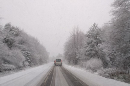 La nieve genera dificultades en el tráfico en el norte de Burgos. ECB