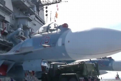 Preparativos en el portaviones ruso 'Almirante Kuznetsov' antes de atacar al Estado Islámico en Siria.-