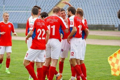 Los jugadores de Kosovo después de jugar uno de sus primeros partidos oficiales.-(EP)