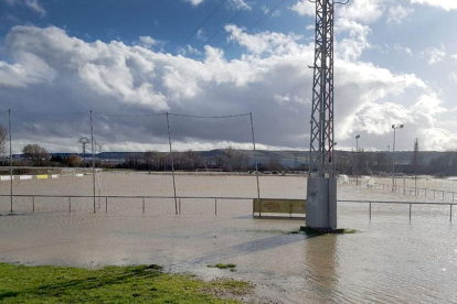 El campo de fútbol ha estado anegado todo el fin de semana, comenzando ayer ya a retirarse poco a poco el agua.-ECB