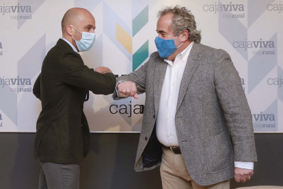 Roberto Da Silva (dch) y Javier Casado (izq) se saludan antes de la firma celebrada ayer. RAÚL OCHOA