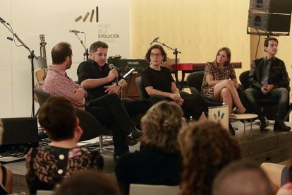 Fernando Navarro, José Ignacio Lapido, Rosalía Santaolalla, Ana Medina y David Ruiz, de i. a d., en la charla.-Raúl Ochoa