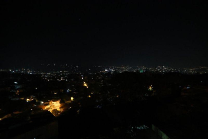 La ciudad de Caracas en completa oscuridad por el apagón generalizado.-EFE