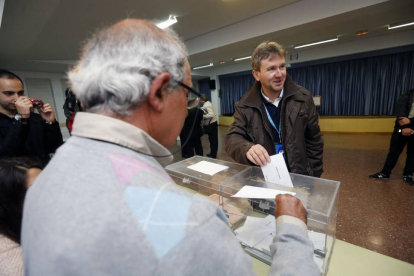 Javier Lacalle, candidato a la Alcaldía de Burgos por el PP, vota-RAÚL G. OCHOA