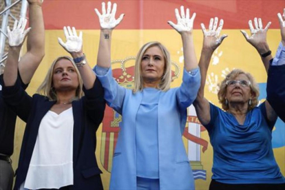 Marimar Blanco, Cristina Cifuentes y Manuela Carmena, en el acto de homenaje ante el palacio de Cibeles. /-