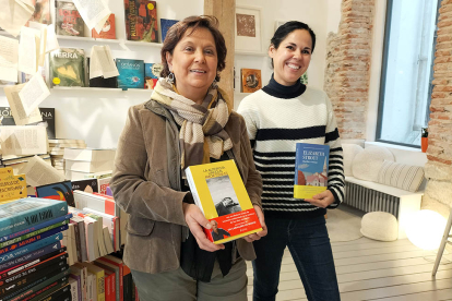 Ana (izquierda) y Verónica, de la librería Luz y Vida (C/ Laín Calvo, 34). DARÍO GONZALO