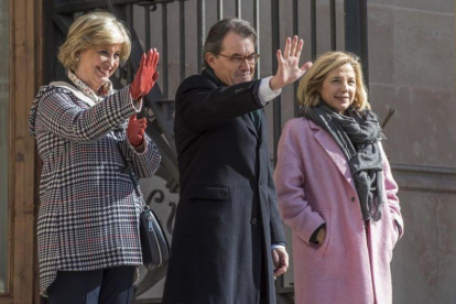 El expresident Artur Mas, la exvicepresidenta Joana Ortega y la exconsellera Irene Rigau, tras su declaración por el 9-N, en febrero del 2017.-FERRAN SENDRA