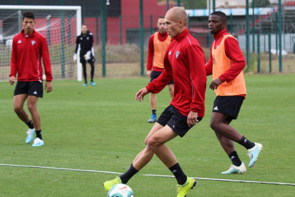 Guridi controla un balón durante uno de los entrenamientos de la semana en los anexos de Anduva-CD MIRANDÉS