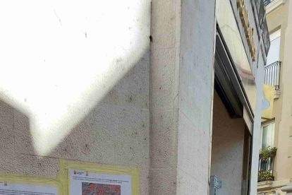 Basura tirada en la calle San Carlos, a 200 metros del Ayuntamiento, bajo un cartel que avisa de los cambios en el sistema de recogida. L. G. L.
