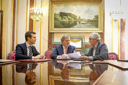 Los diputados de Ávila junto al ministro de Cultura.-E.M