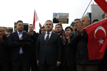 Varias personas protestan con eslóganes contra Holanda frente a la embajada neerlandesa en Ankara, el 12 de marzo.-EFE / TUMAY BERKIN
