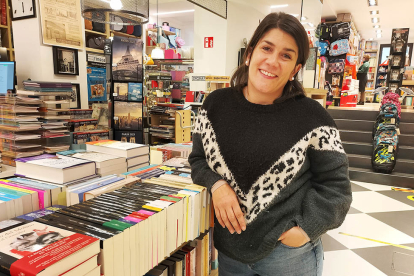 Lucía, de la librería Hijos de Santiago Rodríguez (C/ Avellanos, 4). DARÍO GONZALO