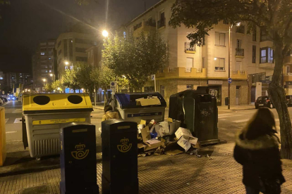 Contenedor de papel lleno en una calle de Burgos. ECB