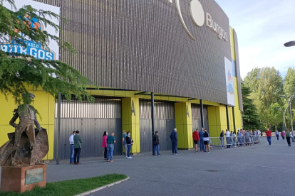 Aficionados hacen cola a las puertas del Coliseum para recoger los abonos antiguos. ECB