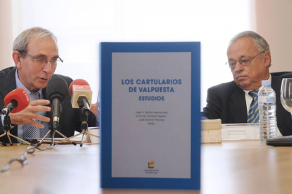 José Antonio Bartol (i.) y Gonzalo Santonja, ayer durante la presentación del volumen de Valpuesta.-Israel L. Murillo