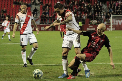 Guridi disputa un balón con un jugador del Rayo Vallecano
