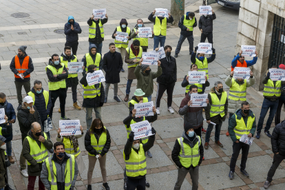 Un momento de la protesta de los agentes del pasado 18 de marzo, durante el Pleno municipal. SANTI OTERO
