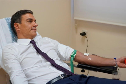 Sánchez, ayer, donando sangre-FERNANDO CALVO MUR