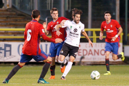 Andrés trata de salvar la presión de un jugador del Osasuna B.-SANTI OTERO