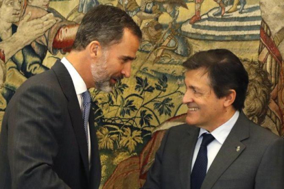 El Rey y Javier Fernández, este martes en el Palacio de la Zarzuela.-POOL