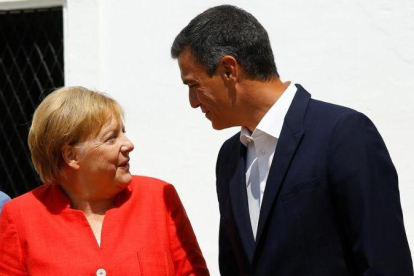 Angela Merkel y Pedro Sánchez, este sábado, antes de comenzar su desayuno de trabajo.-MARCELO DEL POZO (REUTERS)