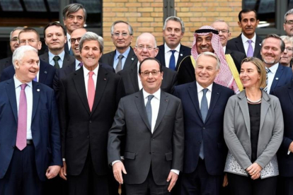 Foto de familia de los participantes en la conferencia sobre Oriente Próximo de París con el presidente francés, François Hollande, en el centro.-AFP / BERTRAND GUAY