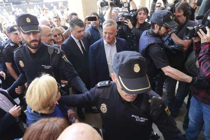 Los representantes de Ciudadanos en Burgos tuvieron que ser escoltados por la Policía Nacional para acceder al Ayuntamiento.-RAÚL OCHOA