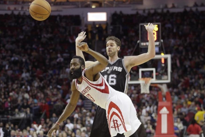 Ni el buen partido de Harden pudo vencer a los Spurs, que siguen ganando fuera de casa.-THOMAS SHEA