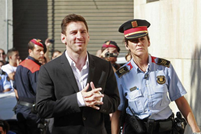 El futbolista del F.C.Barcelona Lionel Messi, en 2013 a su llegada al juzgado de Gavà, donde declaró como imputado ante el titular del juzgado número 3, acusado de defraudar a Hacienda cerca de 4 millones de euros.-Foto: EFE/ ARCHIVO