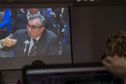 Vista del monitor ubicado en la sala de prensa de la Escuela Balear de la Administración Pública (EBAP), donde se celebra el juicio por el caso Nóos, durante la declaración de Diego Torres, exsocio de Iñaki Urdangarin en el Instituto Nóos.-EFE