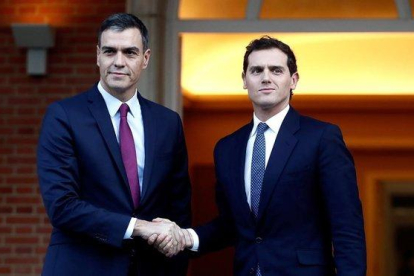 Sánchez y Rivera, el 16 de octubre del 2019, antes de la reunión que han mantenido en La Moncloa para tratar sobre la violencia en Cataluña tras al sentencia del ’procés’.-EFE / MARISCAL