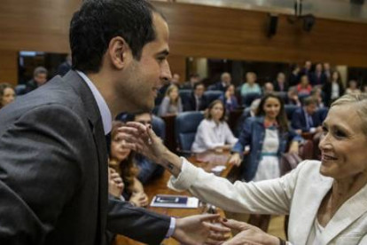 La candidata del PP, Cristina Cifuentes, saluda al candidato de Ciudadanos, Ignacio Aguado, este miércoles, en la Asamblea de Madrid.-Foto: EFE/ EMILIO NARANJO