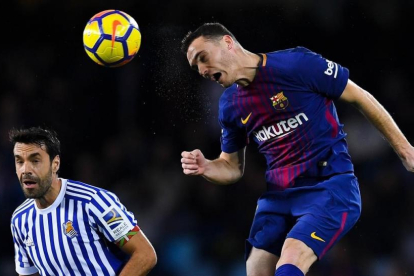 Vermaelen despeja un balón de cabeza ante Xavi Prieto, en el partido de Liga ante la Real Sociedad jugado en Anoeta el pasado domingo-DAVID RAMOS (GETTY IMAGES)